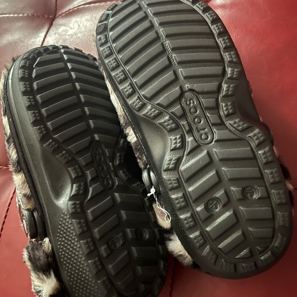 FauxFur Crocs🖤Size 8🖤 - Picture 16 of 16